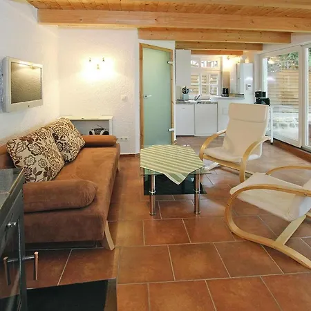 Mit Terrasse Und Kaminofen In בית נופש